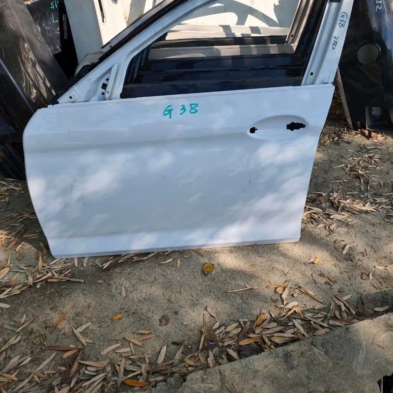 宝马5系G38左前门，原装拆车件，轻微使用痕迹。颜色有白色、--议