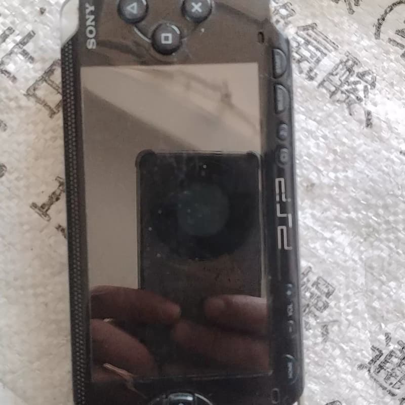 PSP1003游戏机,开机屏幕好,带内存卡8G没有后盖,--议价商品