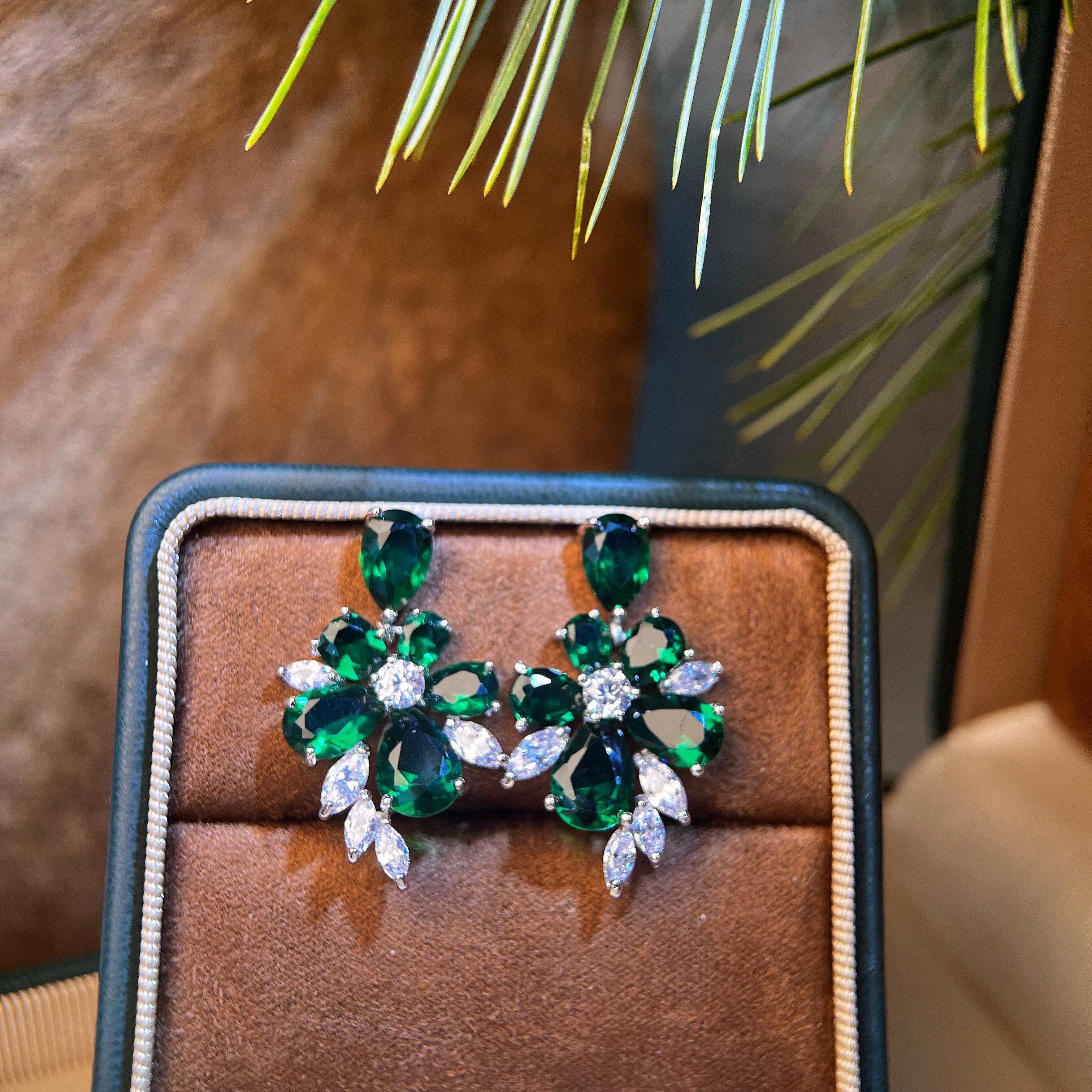 绿色水钻花朵耳环女轻奢高级感小众设计耳钉礼服配饰红色蓝色白色