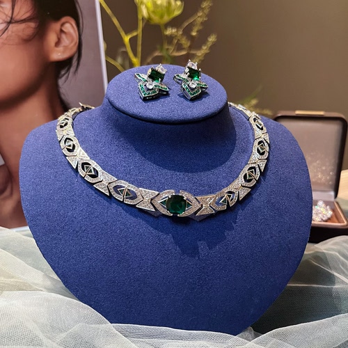 轻奢新娘高级感绿色短款锁骨链