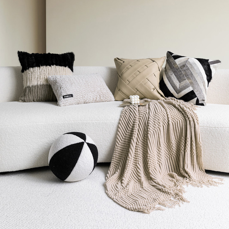 法式轻奢奶油风兔毛抱枕沙发客厅黑白牛皮拼花靠枕样板房靠腰枕