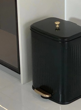 黑色家用客厅卫生房间厕所卧室脚踩踏美式有带盖垃圾桶