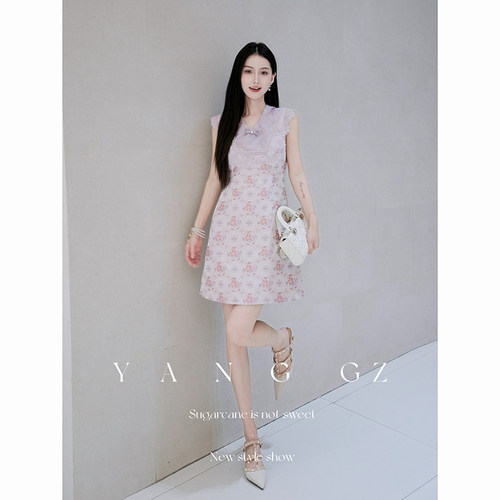 新款设计感蕾丝拼接连衣裙女