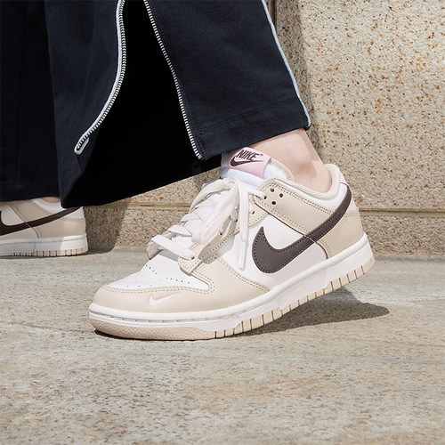 Nike/耐克女士抓地运动板鞋