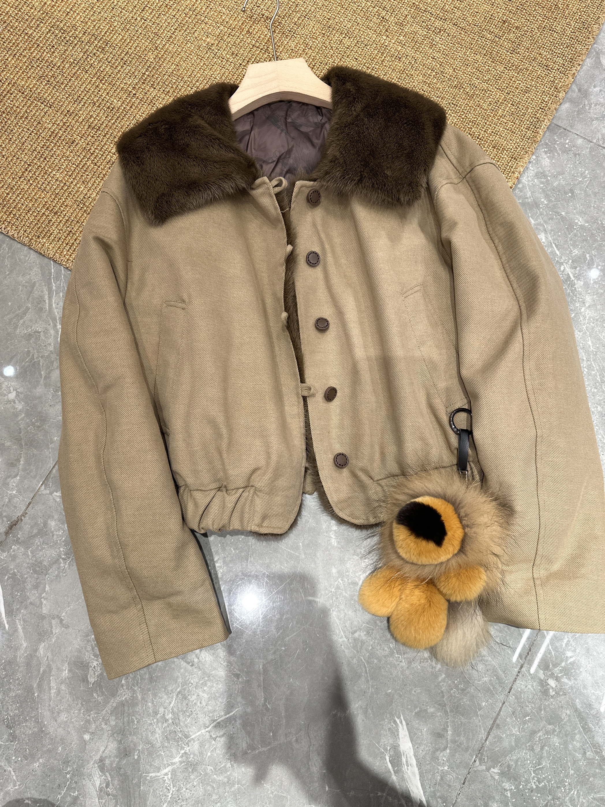 安西娅 水貂领短款夹克鹅绒服