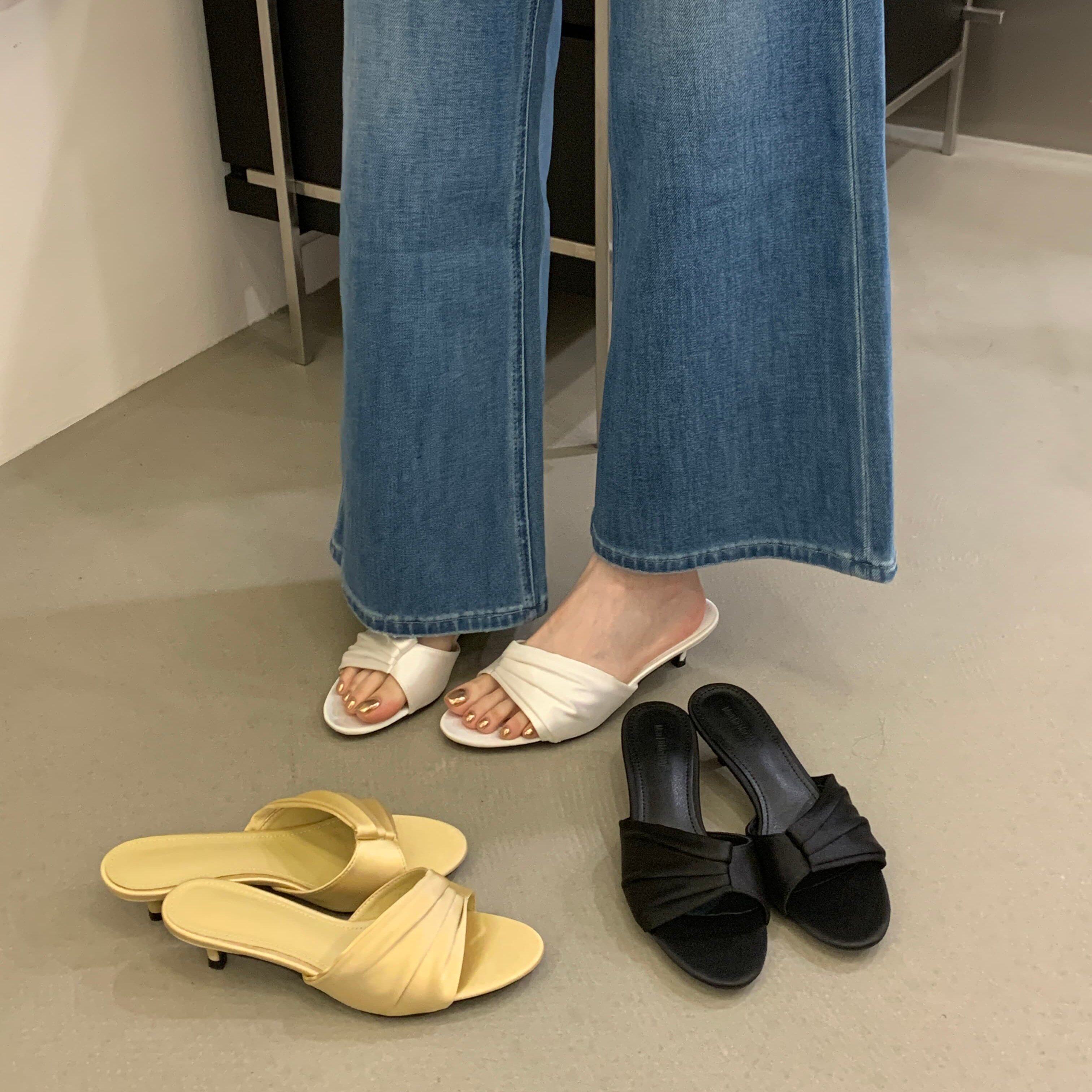 法式风褶皱一字拖女2026夏季新款外穿细跟中跟凉拖鞋百搭低跟鞋