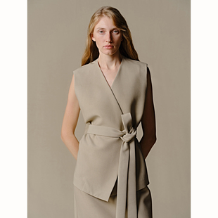 INTO THE EAST 卡其绿丝毛v领系带马甲