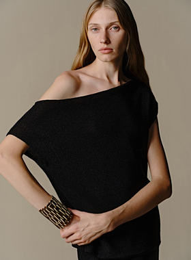 INTO THE EAST 黑色/卡其灰一字领落肩针织上衣