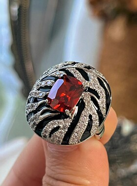好漂亮钢琴烤漆人造红宝石戒指浓郁的复古韵味