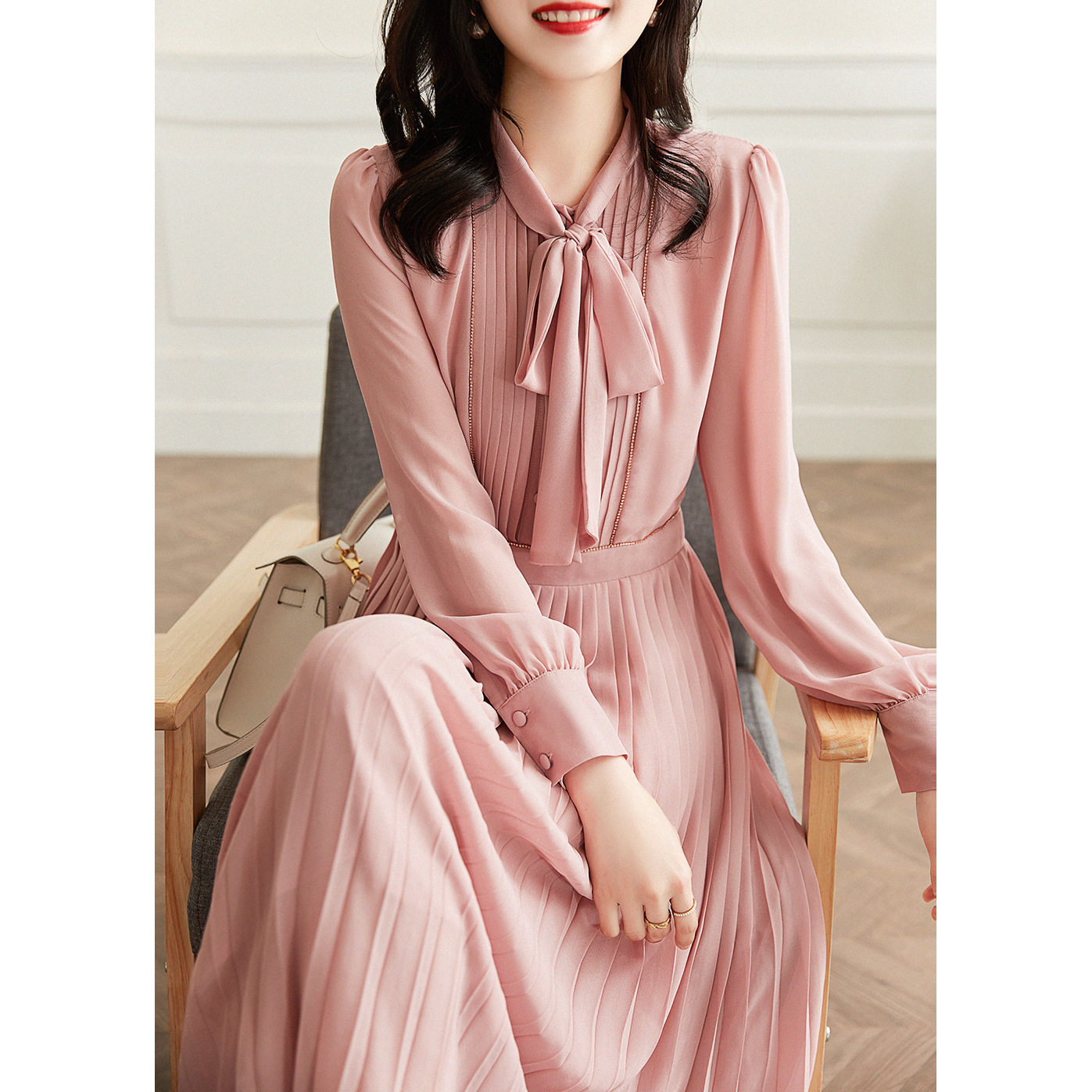 连衣裙女2026春秋新款法式裙子小众设计感蝴蝶结飘带灯笼袖百褶裙