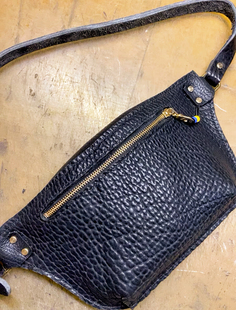 纯手工超厚野牛皮头层牛皮天神同款胸包真皮斜挎饺子包骑士机车包