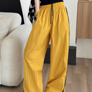 轻薄夏季防晒阔腿长裤运动休闲慵懒收口两穿口袋带杠条纹靓丽黄色