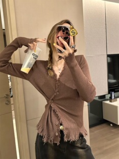 别致V领纽扣毛边针织开衫外套修身打底衫韩国风时髦小性感卡其色