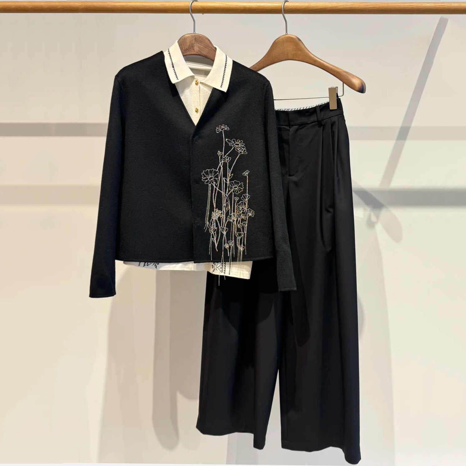 深圳南油高端女装2026春新款设计感刺绣撞色翻领长袖气质开衫外套