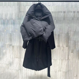 深圳南油高端女装2025冬季新款极简黑色附围脖腰带长款羽绒服外套