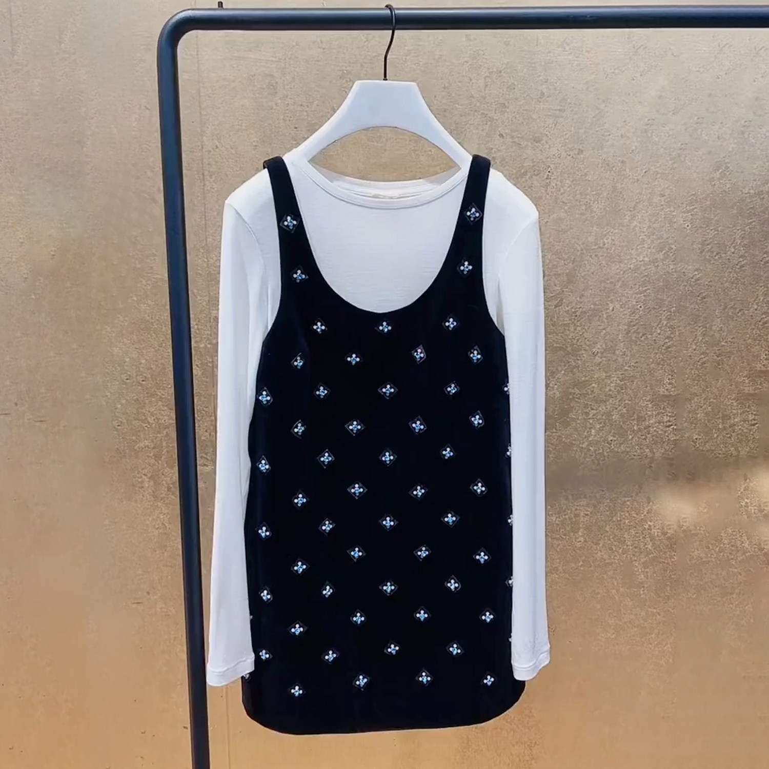 【梦瑶同款】法式轻奢钉珠丝绒小黑裙女好看气质优雅吊带连衣裙女