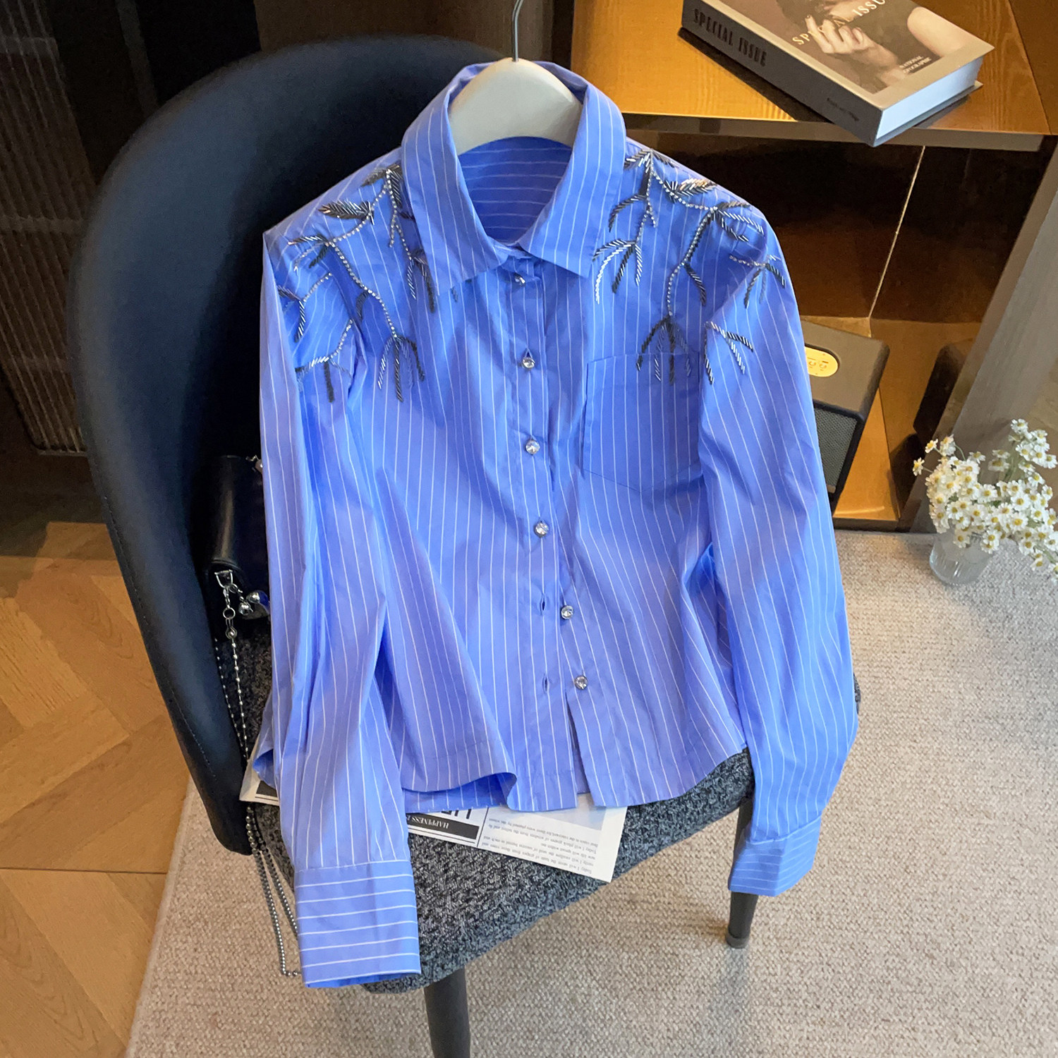 深圳南油高端女装2026春季新款韩系设计感条纹刺绣百搭蓝色衬衫女