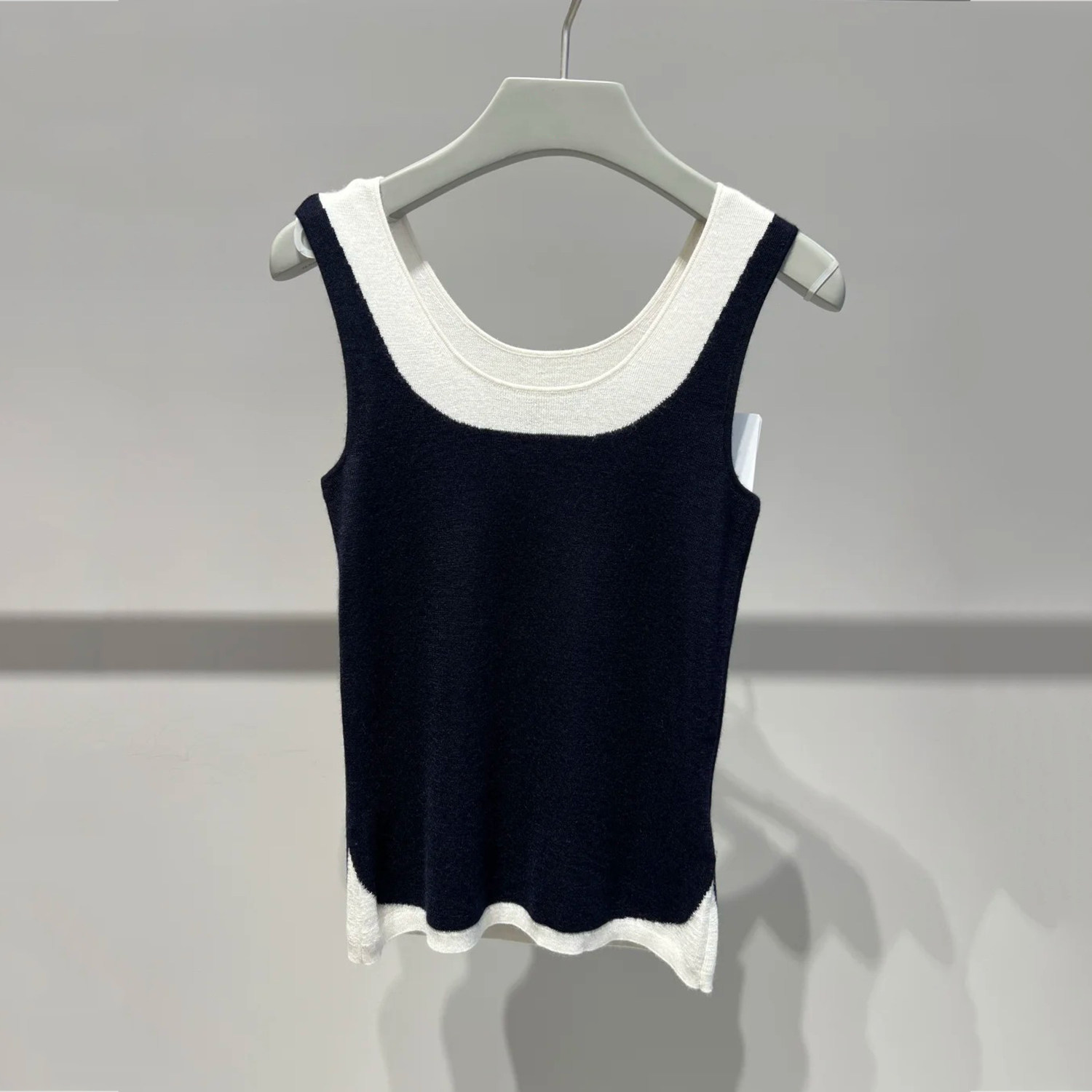 深圳南油高端女装2026春季新款休闲风修身显瘦吊带打底针织背心女