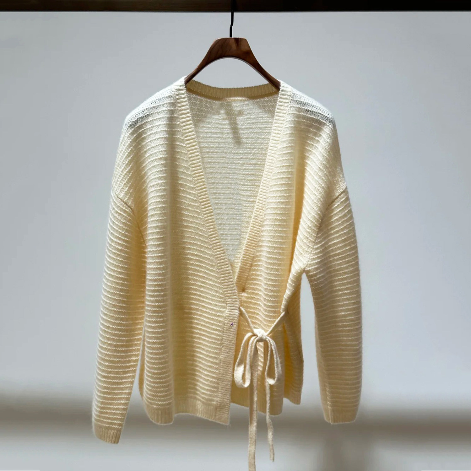 深圳南油高端女装2026春季新款慵懒风休闲坑条温柔软糯针织开衫女