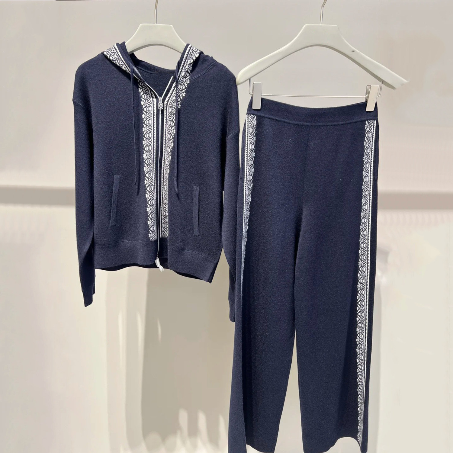 深圳南油高端女装2026春季新款学院风假两件卫衣休闲阔腿裤套装女