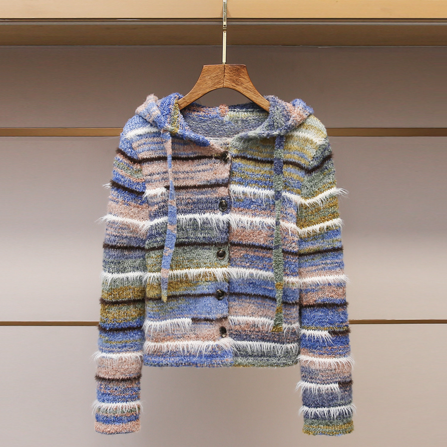 深圳南油高端女装2025冬季新款针织段染纱蓝白条纹设计连帽开衫女