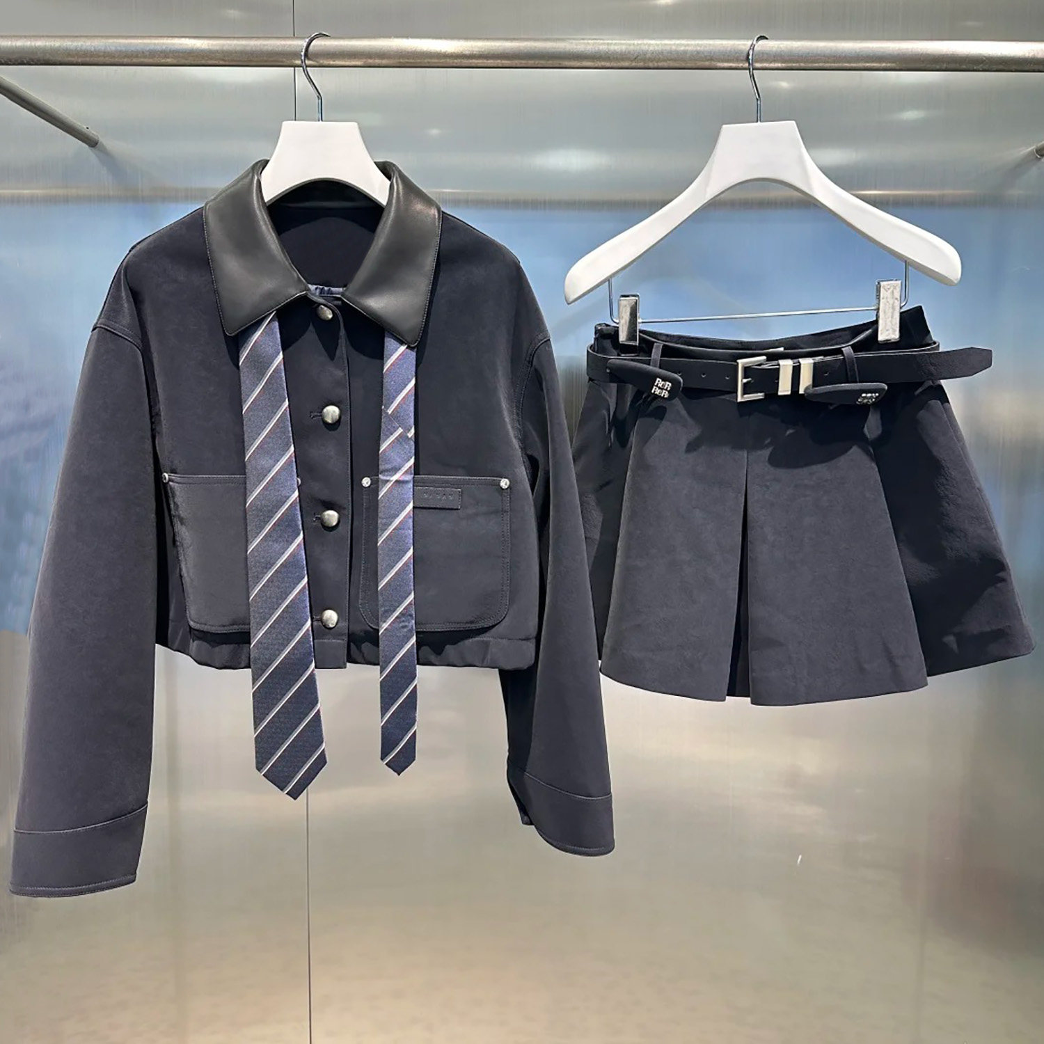 现货】深圳南油高端女装25冬季新学院风皮质翻领外套+百褶裙套装,女装/女士精品,时尚套装,淘宝优惠券,粉丝福利购,淘宝优惠卷