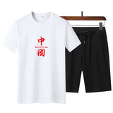 白色配黑裤