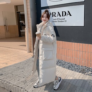 现货169—22069P295K398 黑白两色大长款羽绒服图片