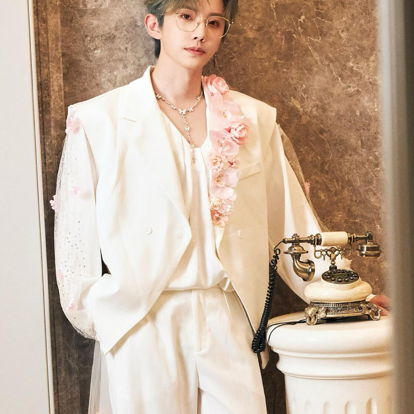 钟正明星同款白色马甲外套