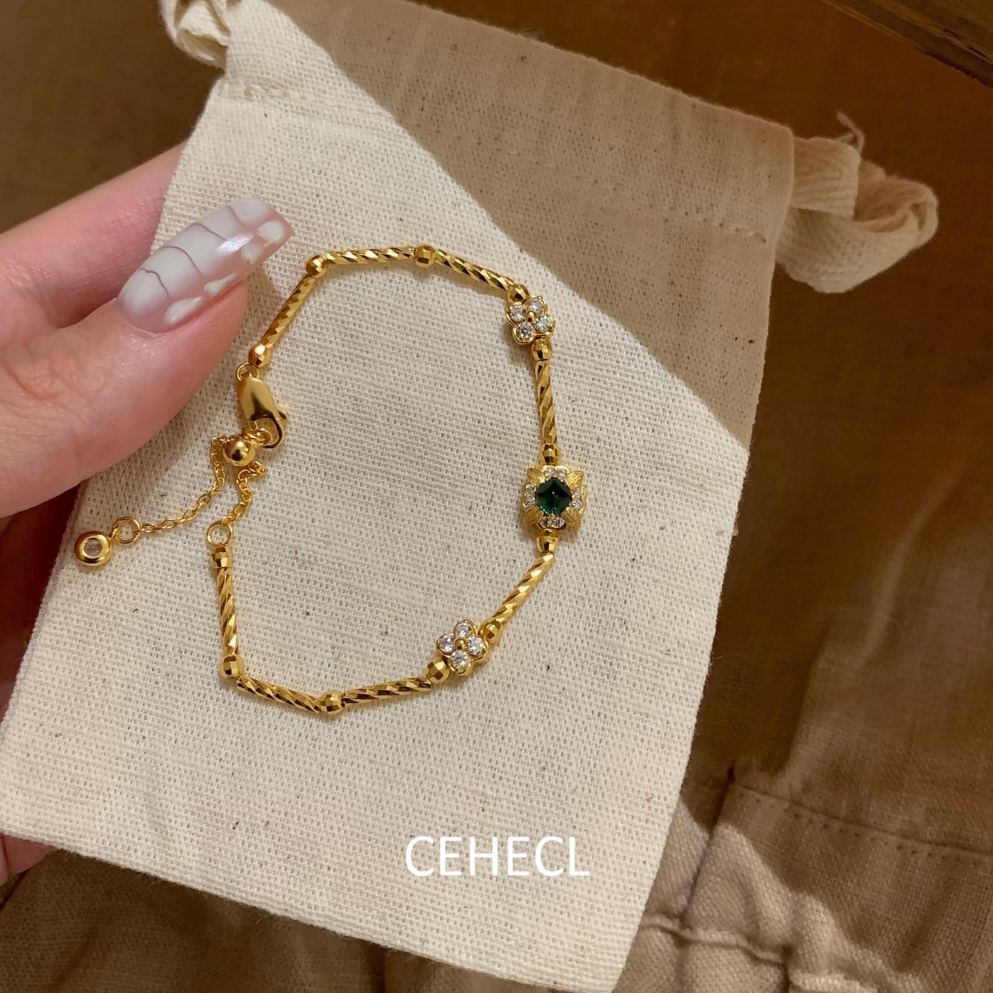 高级感祖母绿镶钻四叶花手链女中古小众轻奢气质重工拉丝麻花手饰