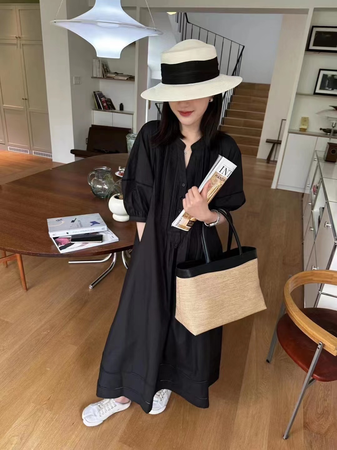 赫本风高级感欧洲站连衣裙v领褶皱小众设计泡泡袖宽松显瘦长裙子