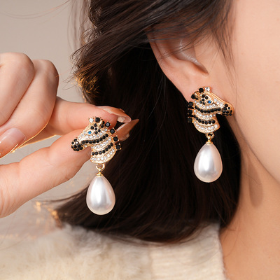 镶钻小马珍珠耳钉本命年