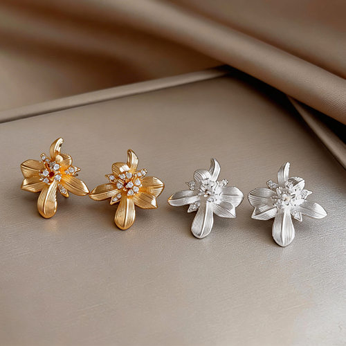 金属风锆石花朵纹路耳钉