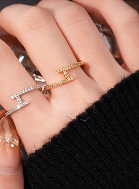 18k金电镀法式锆石几何交叉戒指