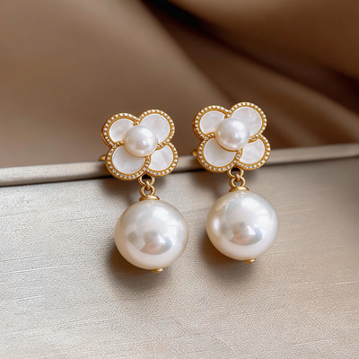贝母花朵珍珠耳环轻奢感耳钉
