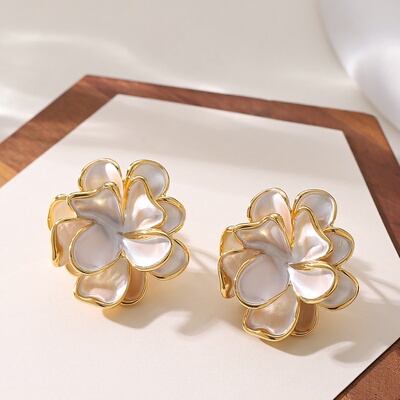 甜美度假风烤漆立体山茶花耳钉