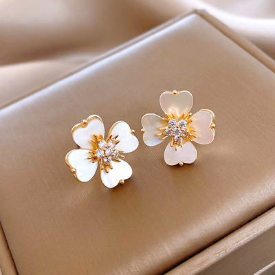 锆石贝母心形花朵耳钉