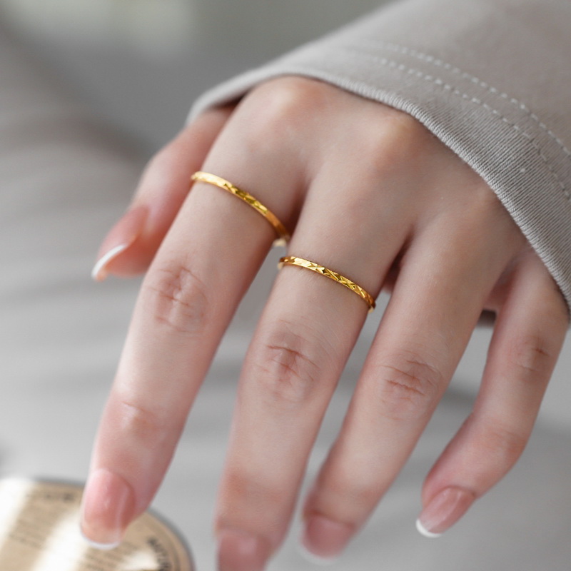 镀18K金压花窄版戒指不掉色