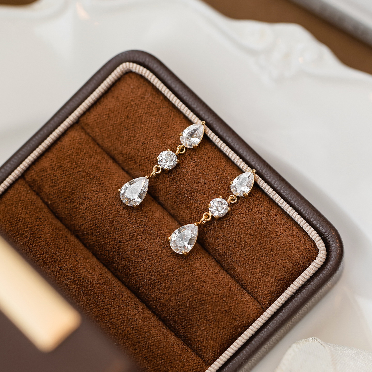 不掉色超闪轻奢水滴形锆石耳钉