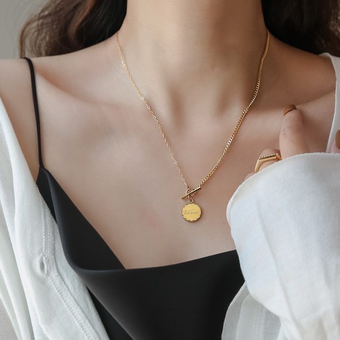 项链小众轻奢高级英文字母圆牌