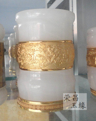 玉摆件阿富汗白玉笔筒摆件 造型大方.