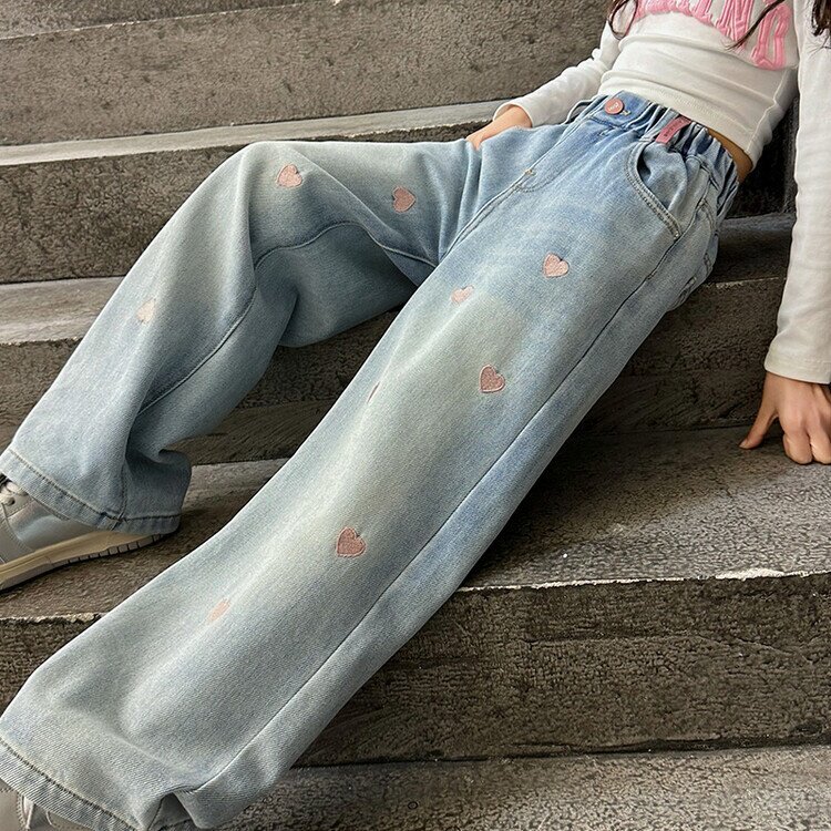 女童爱心绣花阔腿裤秋装时髦2026女孩大童浅色复古时髦牛仔裤外穿