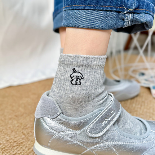 灰色日系可爱卡通刺绣中筒袜