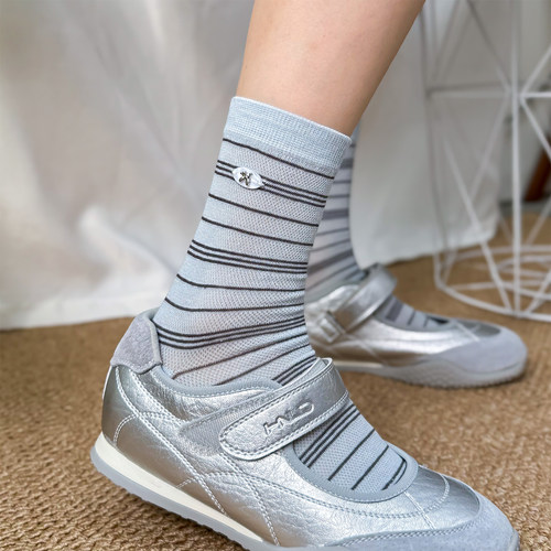 灰色条纹中筒袜ins潮百搭配单鞋