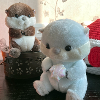 抱贝壳的海獭大尾巴毛绒公仔