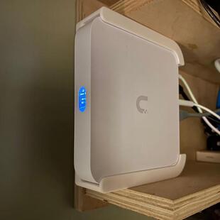 Unifi Cloud Gateway Ultra/MAX Fiber壁挂支架墙面收纳架底座