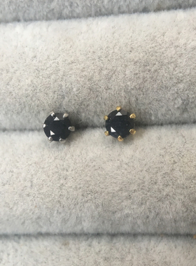 哥特风 中性风格  天然黑色蓝宝石 6爪 S925纯银镀白金耳钉