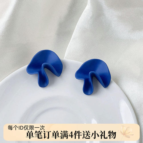 蚊香盘耳夹克莱因蓝色耳钉