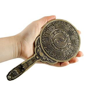 手握八卦镜家用挂件 铜平镜子大门口 中式复古阳台窗户玄关工艺品