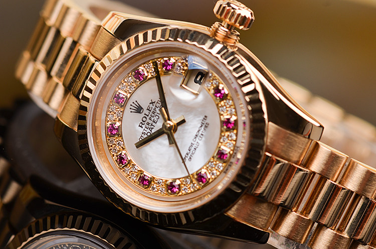 已售出【98新】劳力士全黄金日志型密镶钻贝母盘红宝石女表179178盒证齐